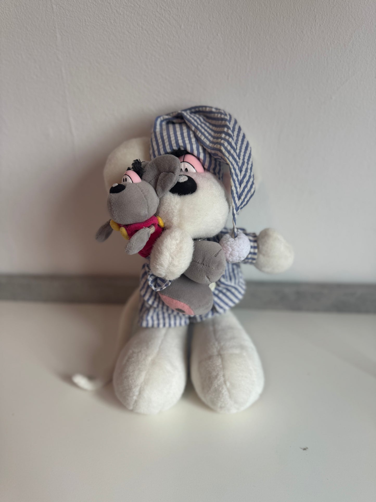 Diddl Groß Weiß mit Schlafanzug und kleinem Grauen Diddl.