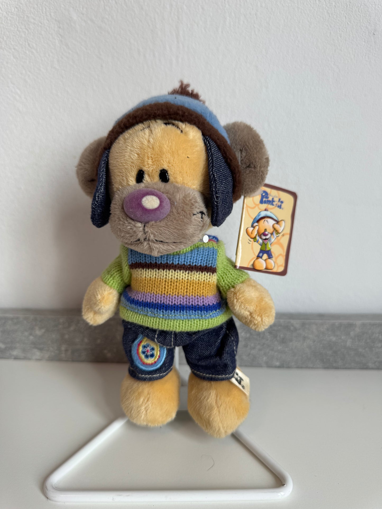 Pimboli mit Pullover und Mütze mit Etikett klein