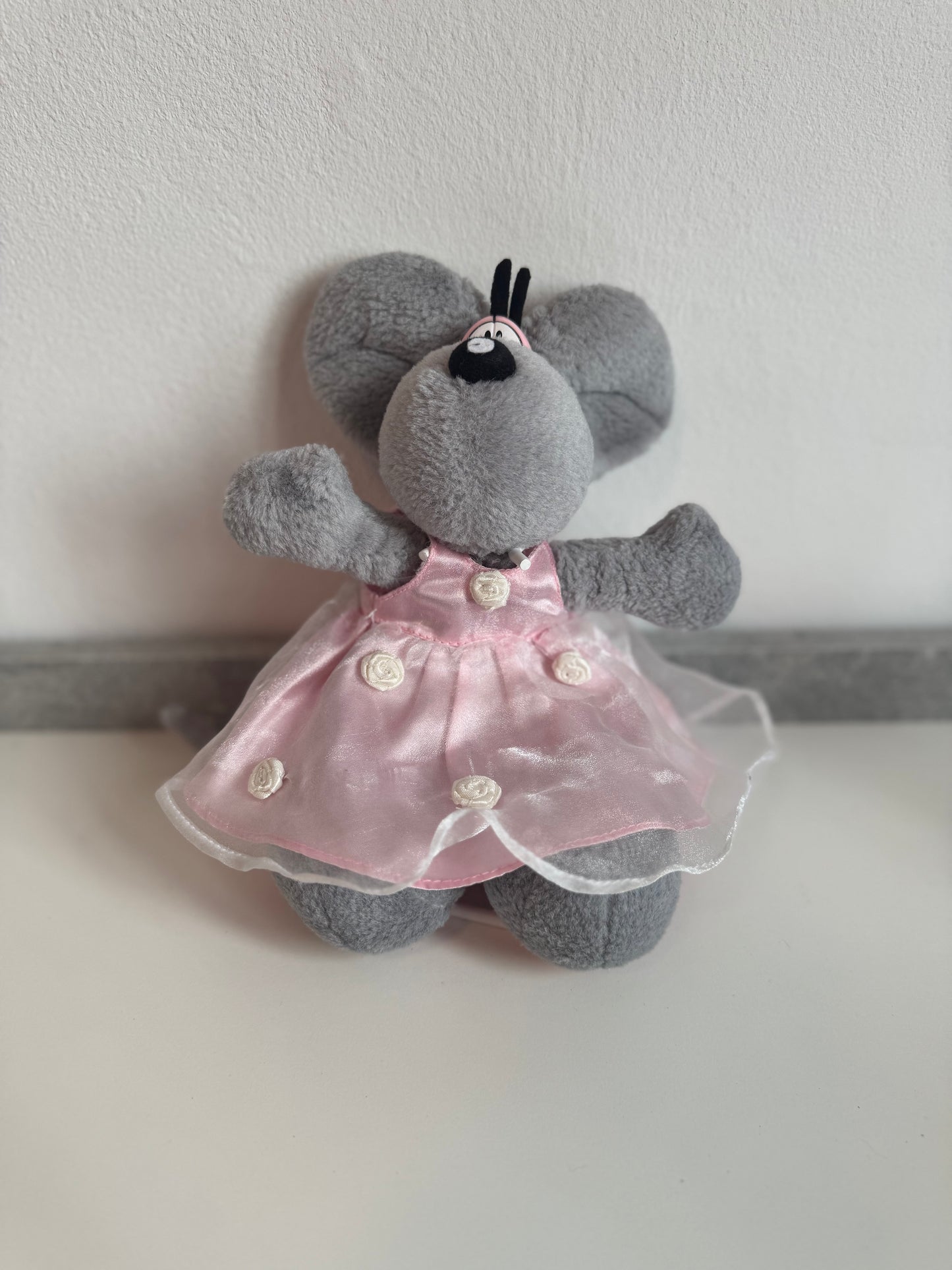 Diddlina Grau mit Pinkem Kleid klein